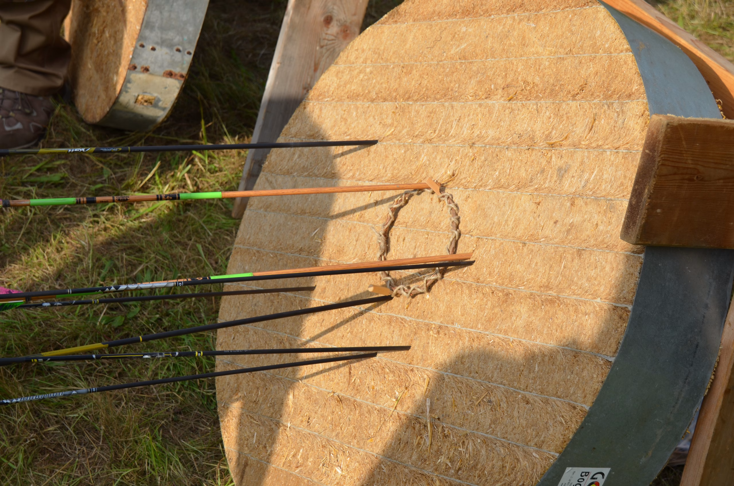 Pfeile stecken in einer Stroh-Zielscheibe beim Clout Bogenschießen des Siebenberge Clout Bogenwettbewerbs 2021, veranstaltet von Pfeilflugkunst.