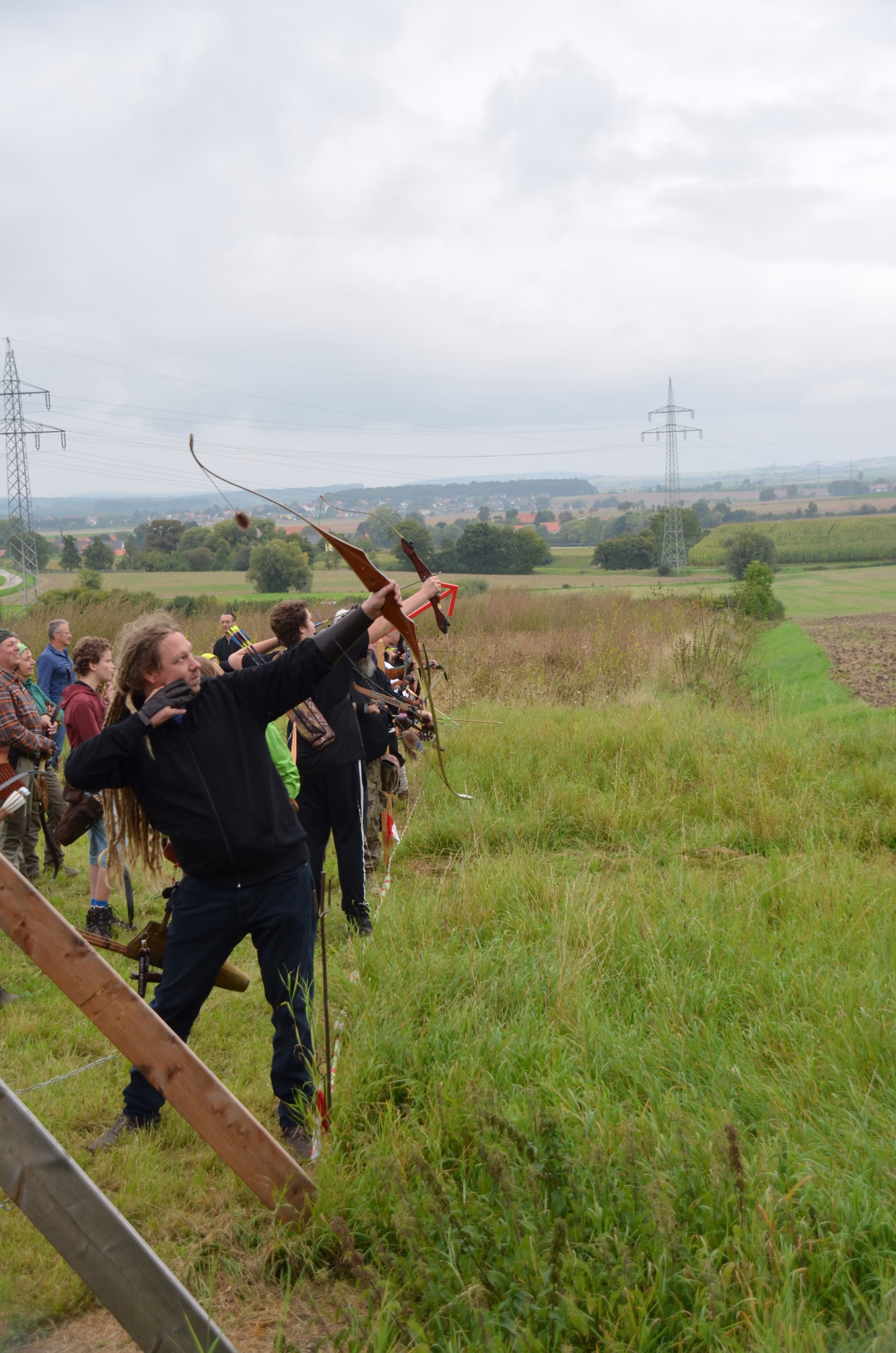 Bogenschütze mit traditionellem Bogen beim Clout-Bogenschießen in Siebenberge 2021, veranstaltet von Pfeilflugkunst.