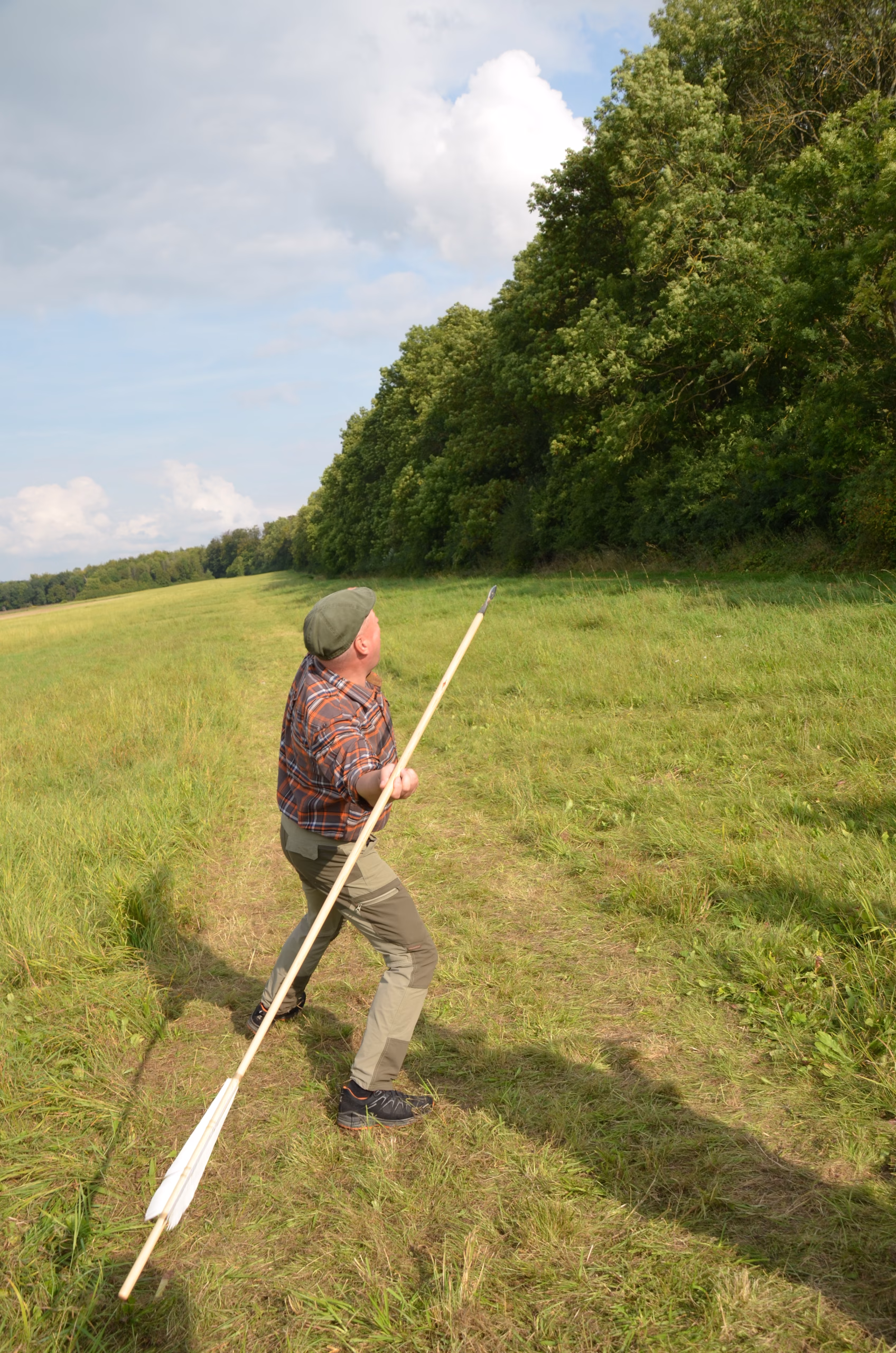 Bogenschütze mit langem Clout-Pfeil beim Siebenberge Clout Bogenwettbewerb 2021, veranstaltet von Pfeilflugkunst.