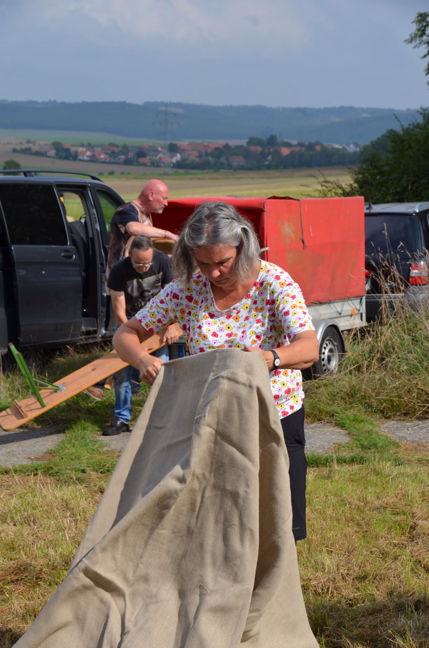 Aufbau des Siebenberge Clout Bogenwettbewerbs 2021: Helfer von Pfeilflugkunst bereiten das Gelände in Siebenberge vor.