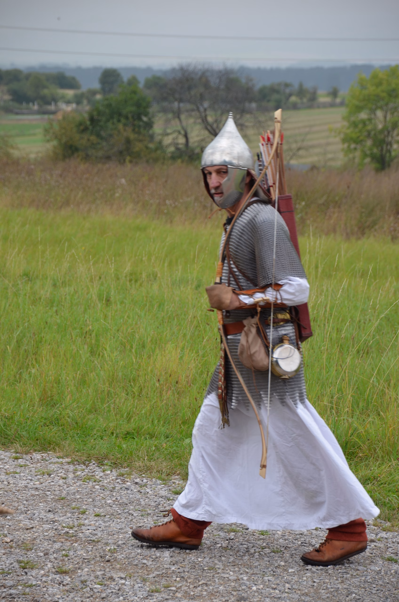 Historisch gekleideter Bogenschütze mit Helm, Kettenhemd und Bogen beim Siebenberge Clout Bogenwettbewerb 2021.