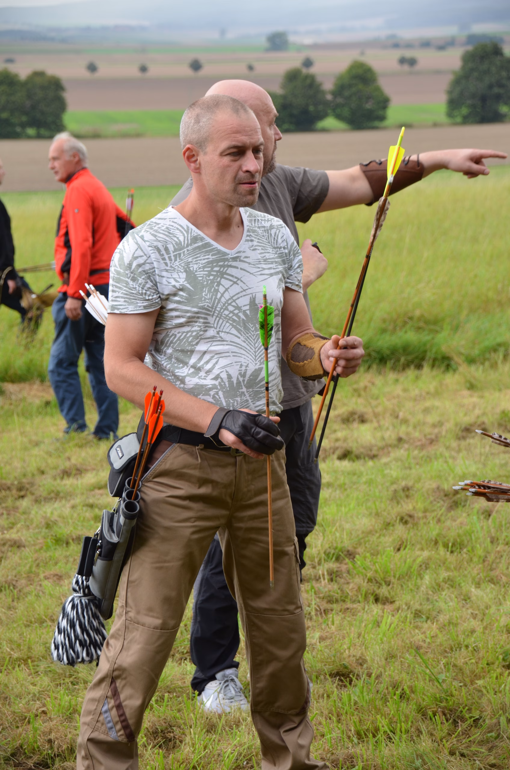 Konzentrierter Bogenschütze mit Pfeil und Köcher beim Siebenberge Clout Bogenwettbewerb 2021 von Pfeilflugkunst.