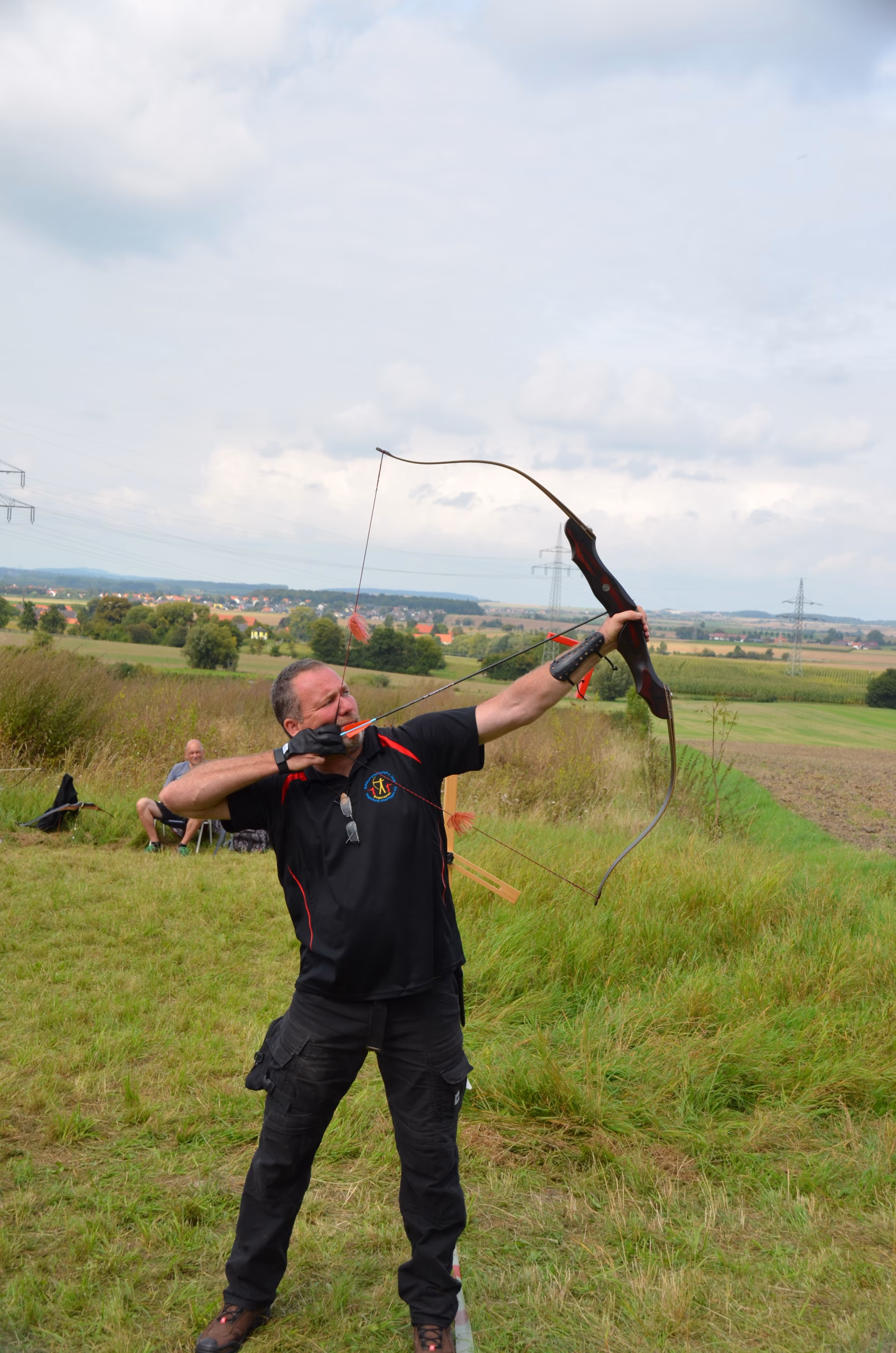 Bogenschütze beim Clout-Bogenschießen des Pfeilflugkunst-Wettbewerbs in Siebenberge 2021