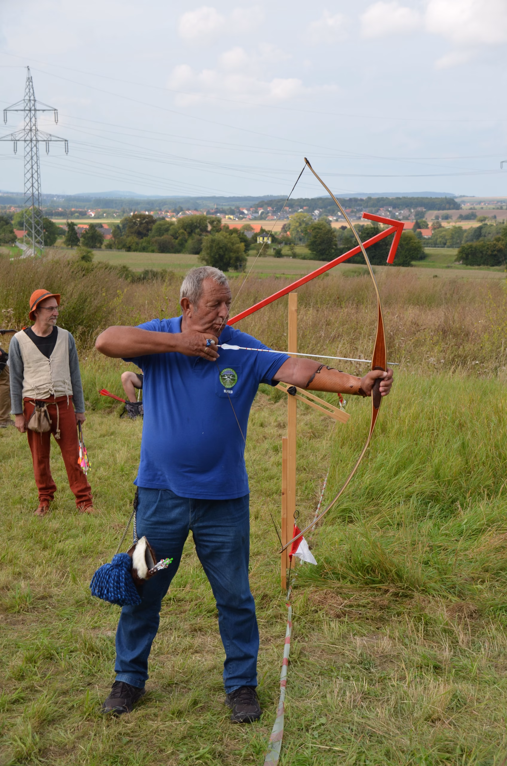 Bogenschütze beim Clout-Bogenschießen in Siebenberge, organisiert von Pfeilflugkunst.