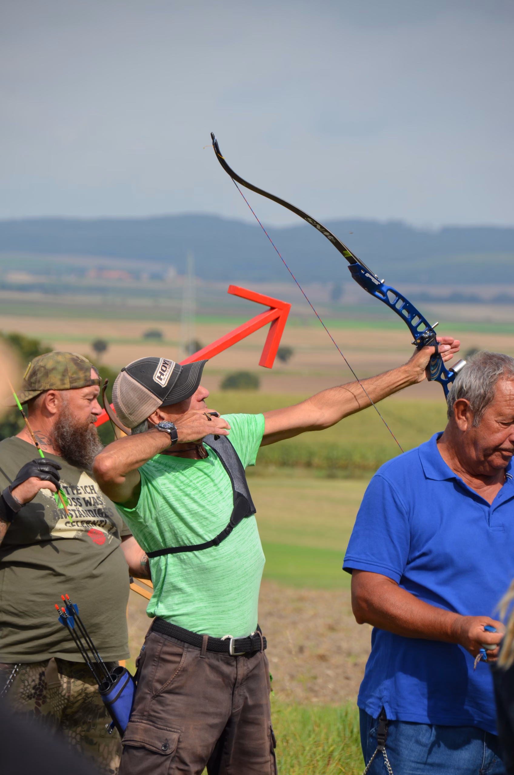 Bogenschütze mit Recurvebogen beim Clout-Bogenschießen in Siebenberge, veranstaltet von Pfeilflugkunst.