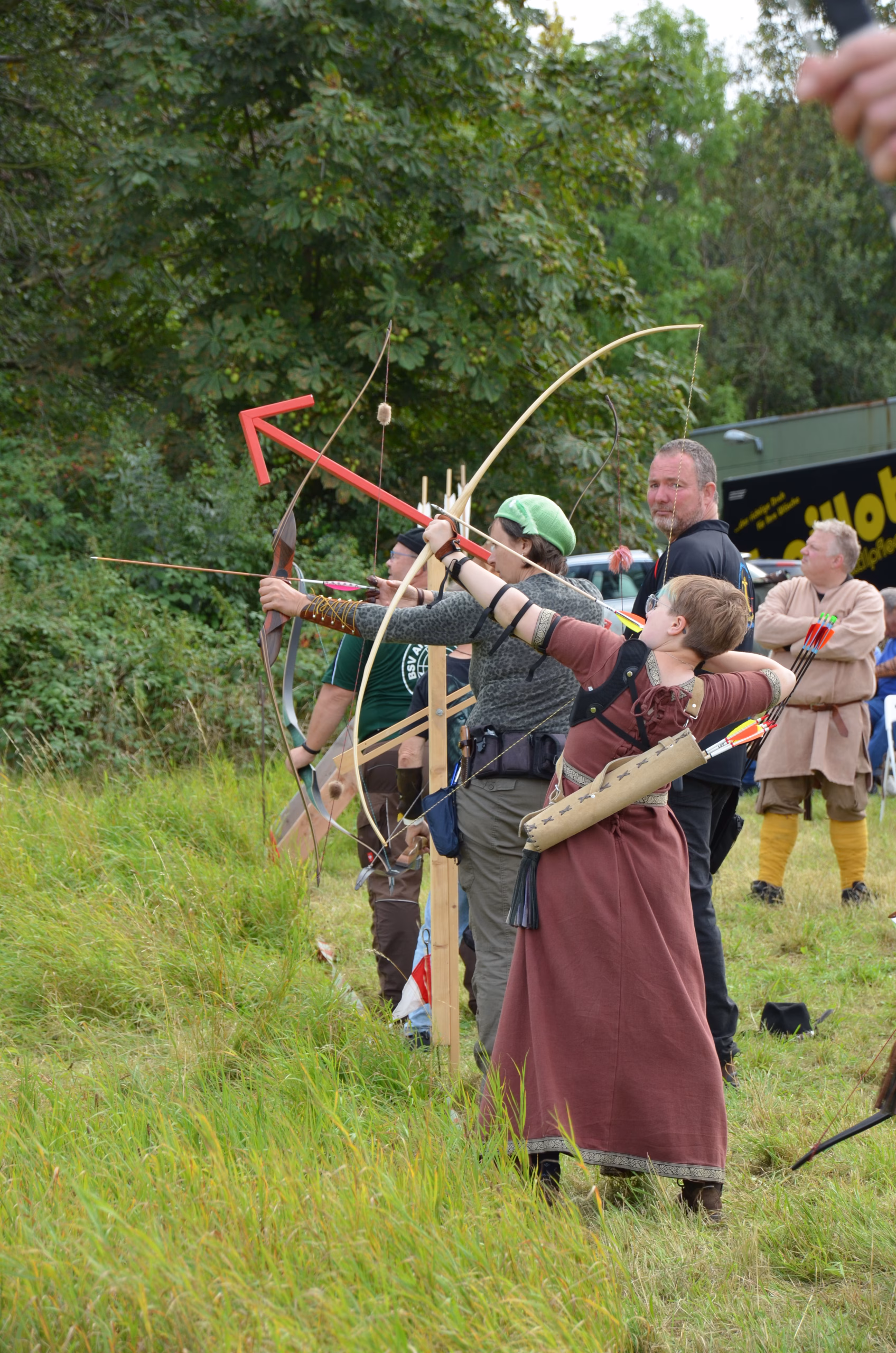 Bogenschützen beim Siebenberge Clout Bogenwettbewerb 2021 von Pfeilflugkunst, die für einen ballistischen Weitschuss ausholen.