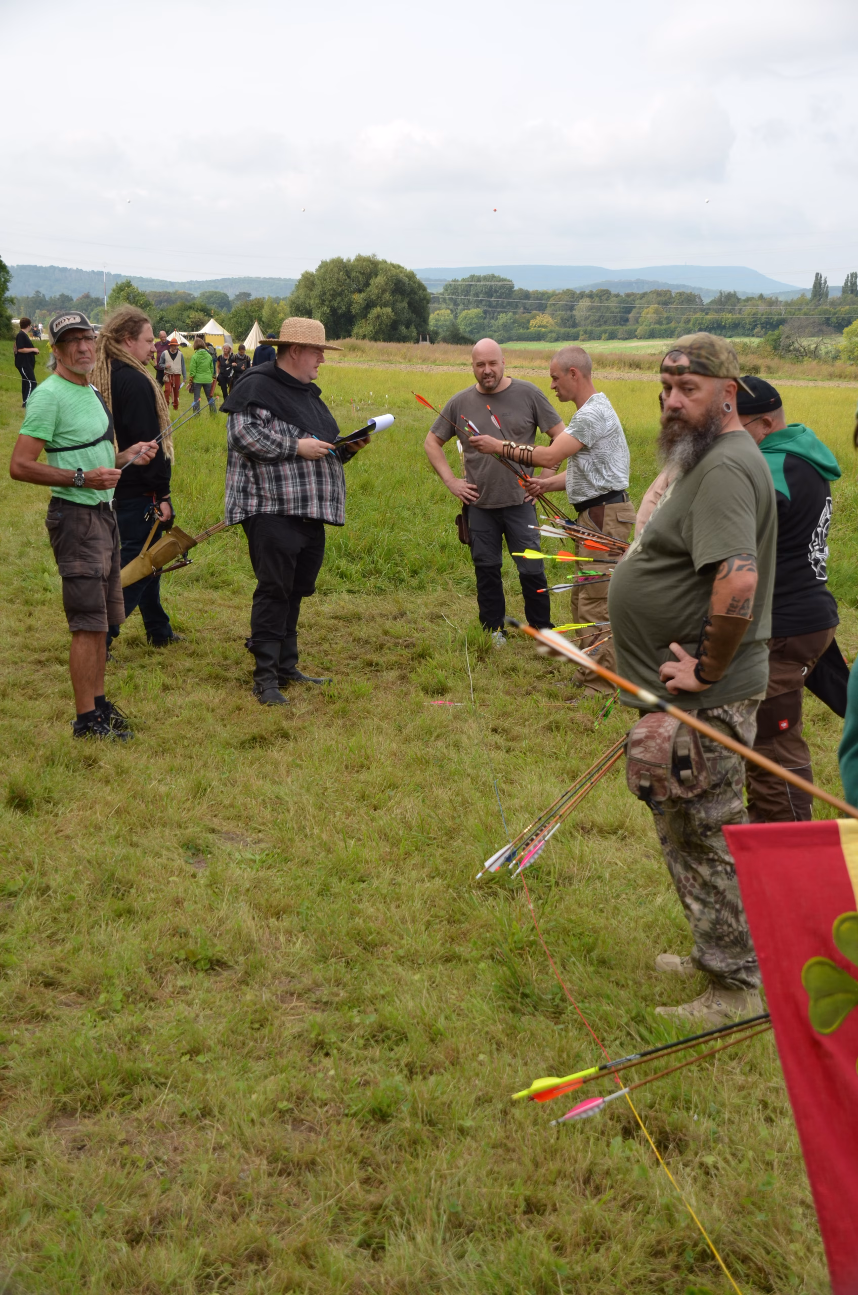 Bogenschützen und Offizielle beim Clout Bogenwettbewerb 2021 in Siebenberge, veranstaltet von Pfeilflugkunst.