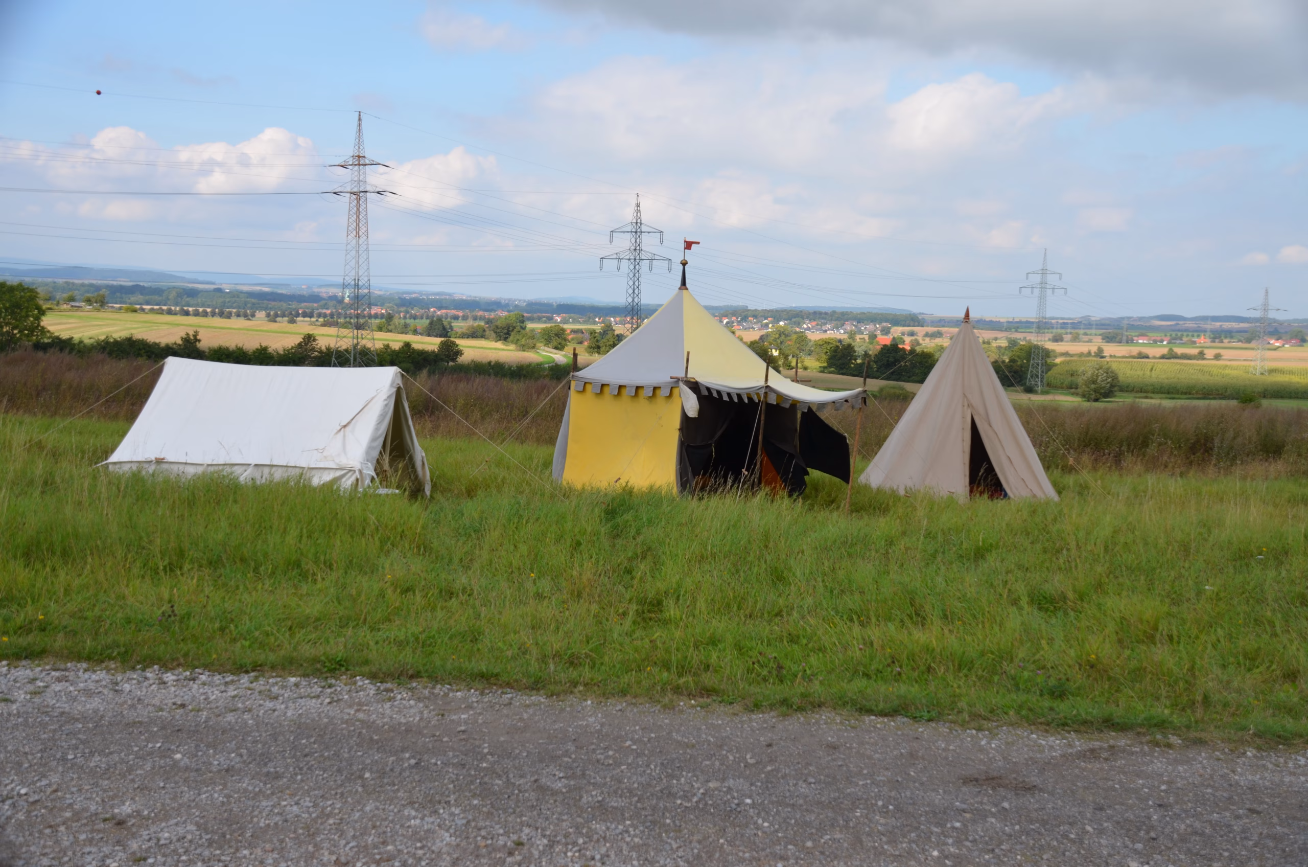 Drei historische Zelte auf einer grünen Wiese, Teil des Lagers beim Siebenberge Clout Bogenwettbewerb 2021 von Pfeilflugkunst.