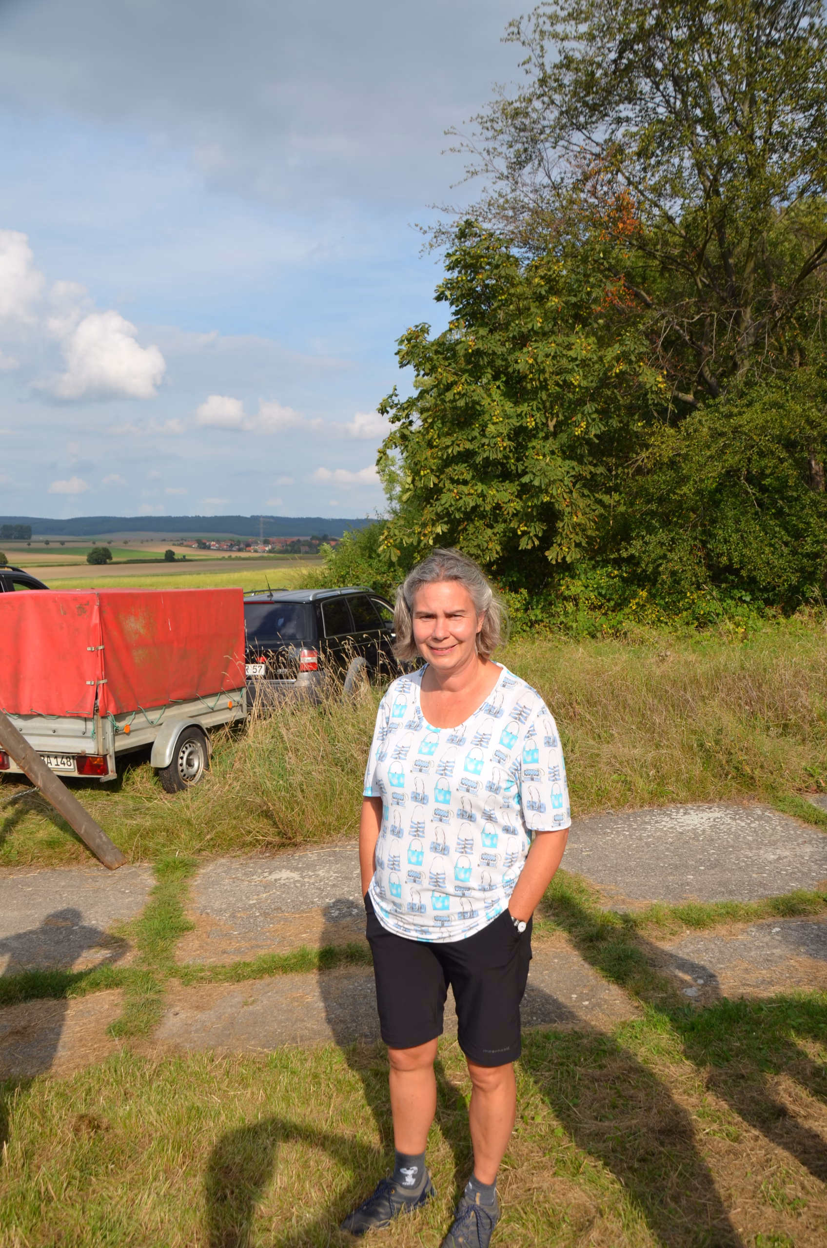 Lächelnde Frau in Freizeitkleidung beim Siebenberge Clout Bogenwettbewerb 2021 von Pfeilflugkunst.