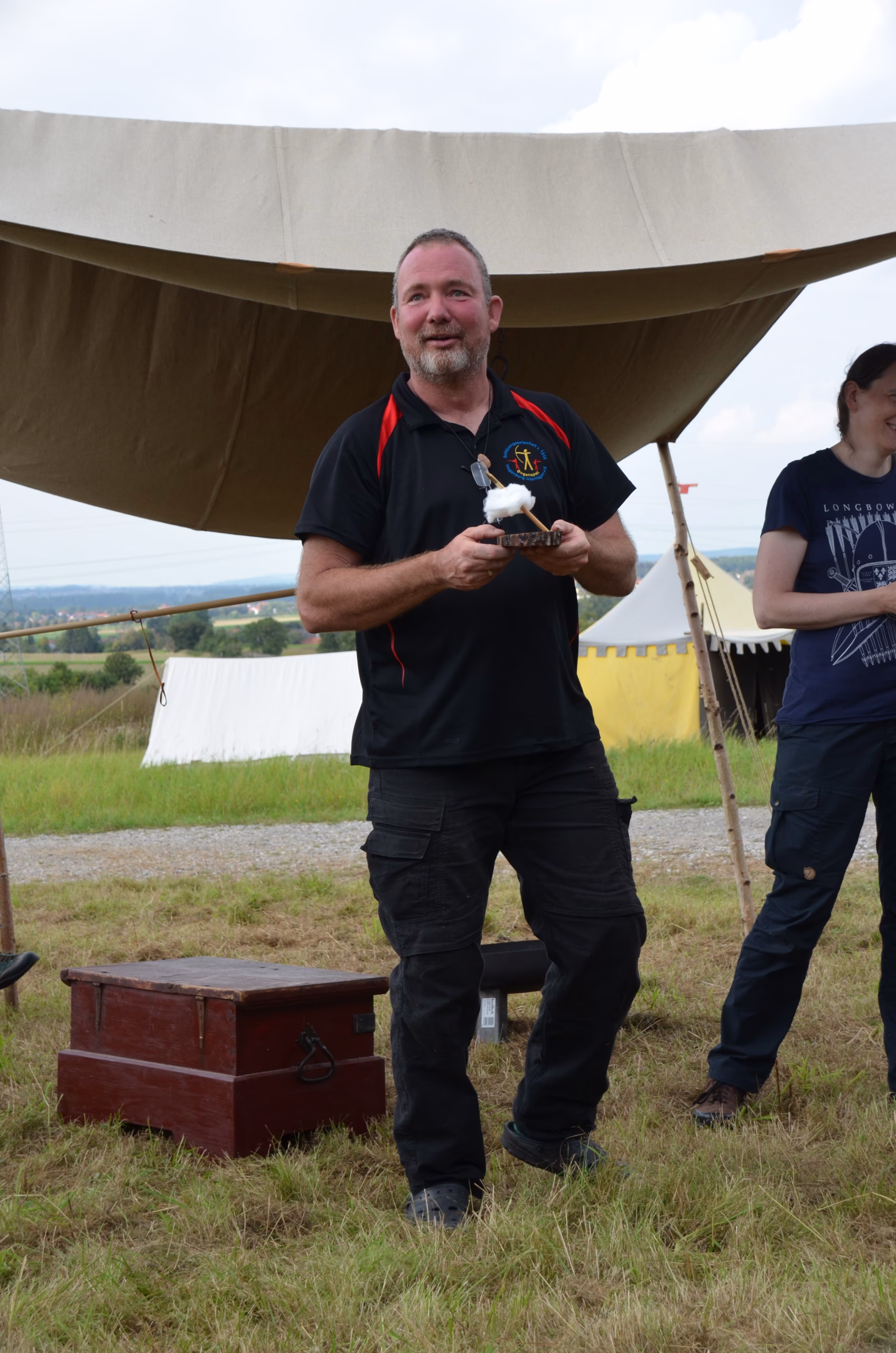 Mann mit Trophäe bei der Siegerehrung des Siebenberge Clout Bogenwettbewerbs 2021 von Pfeilflugkunst.