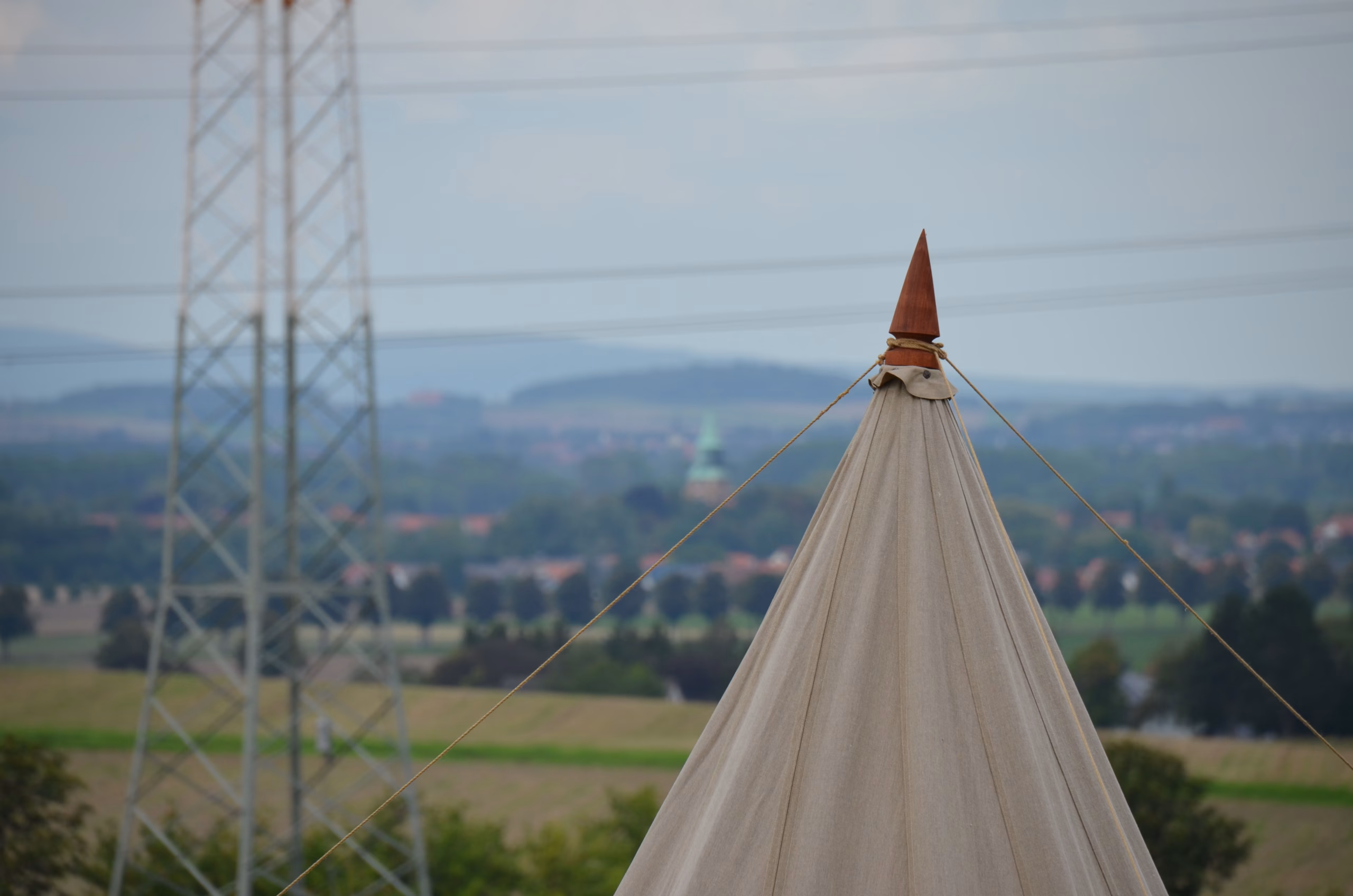 Spitze eines traditionellen Zeltes beim Siebenberge Clout Bogenwettbewerb von Pfeilflugkunst mit Landschaft im Hintergrund.